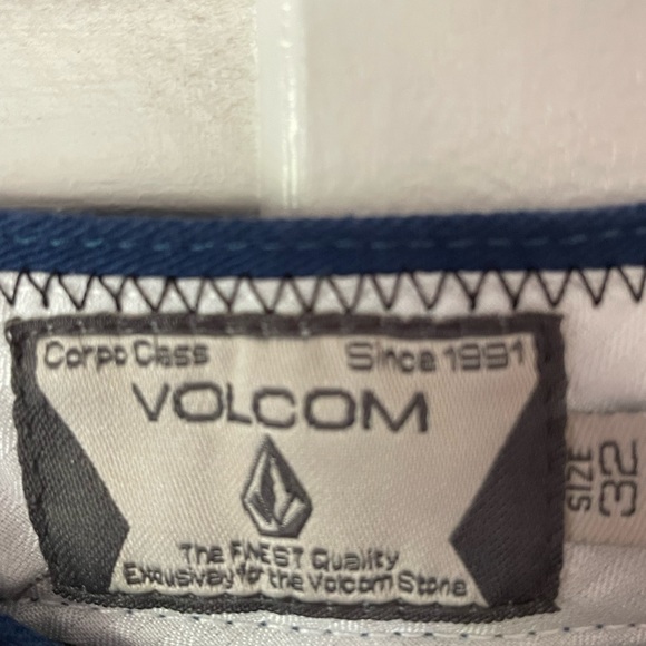 Volcom  NWT-flat front shorts size- W32 - Picture 2 of 4